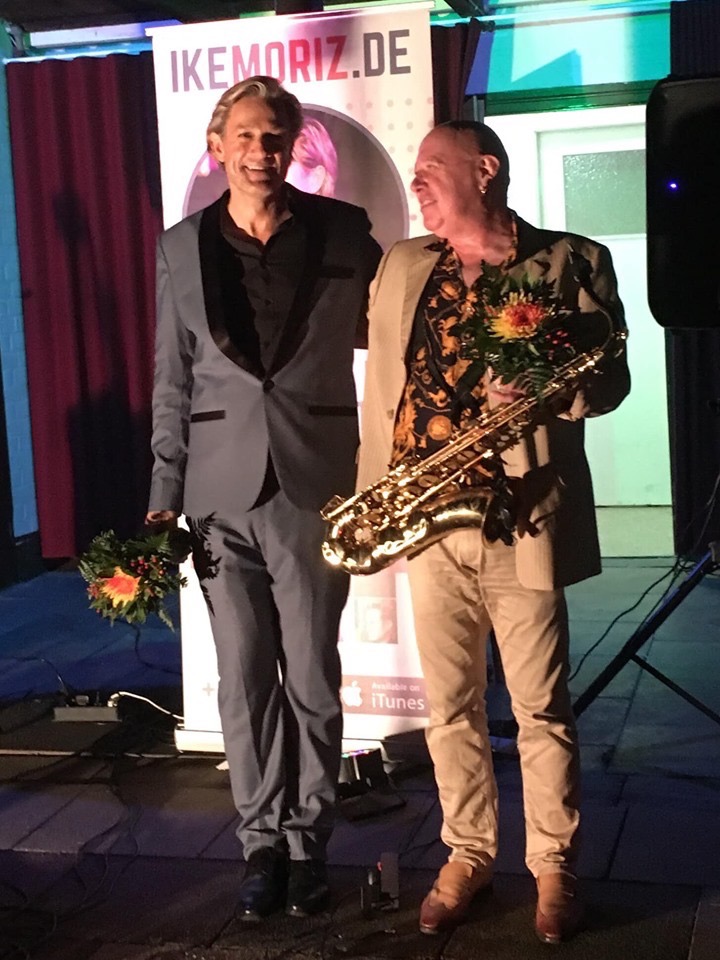 Ike Moriz Millennium Hits Tour 2019 live music duo jazz swing pop rock tonteich aumuehle flowers